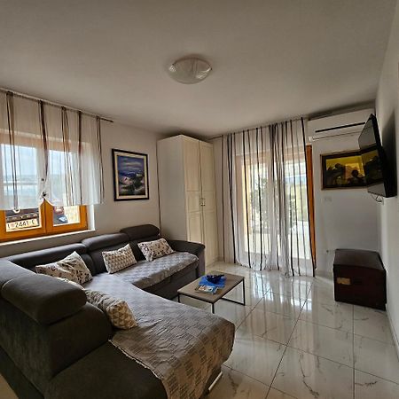 Lovro #1 & #2 Apartments Cres Dış mekan fotoğraf
